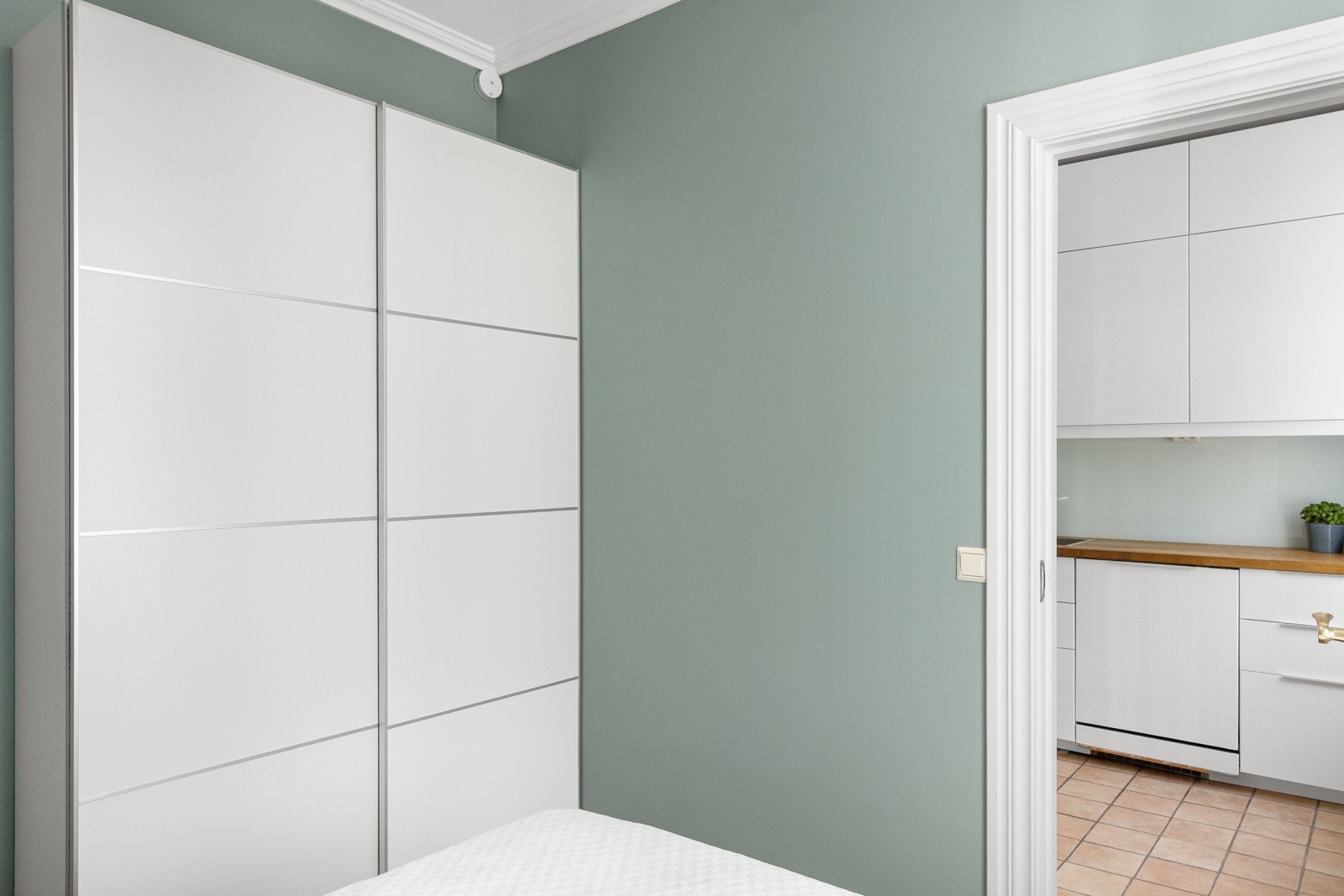 God plass til garderobeskap Galleribilde