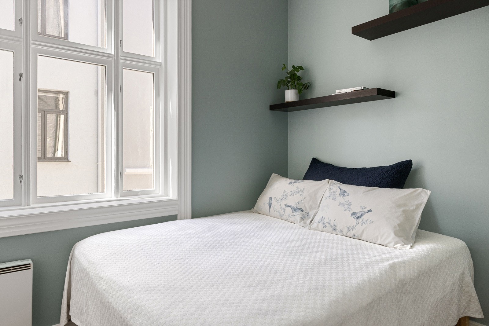 Lunt hovedsoverom vendt inn mot rolig bakgård Galleribilde