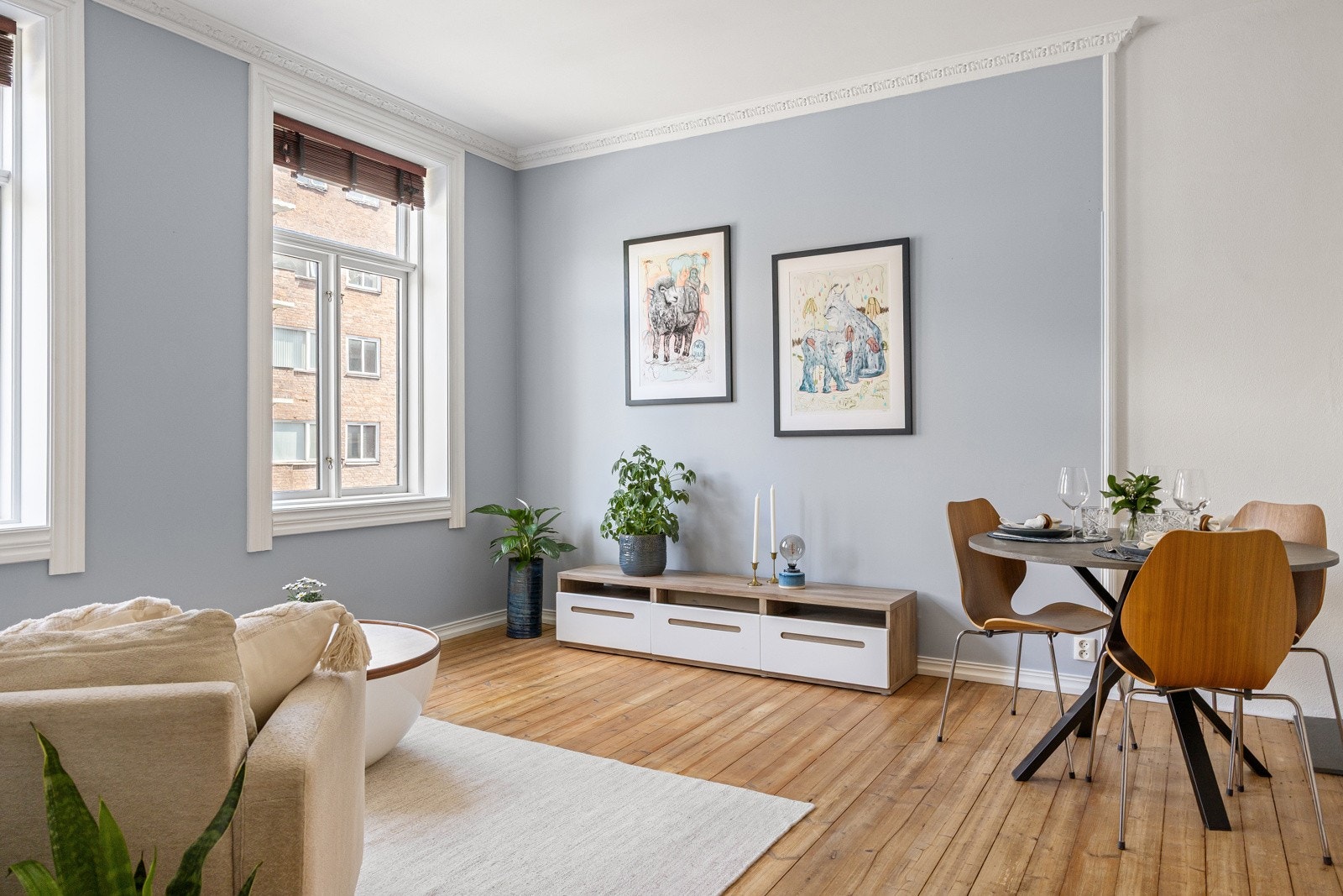 Lys og luftig stue med god takhøyde på over 2,8 meter Galleribilde