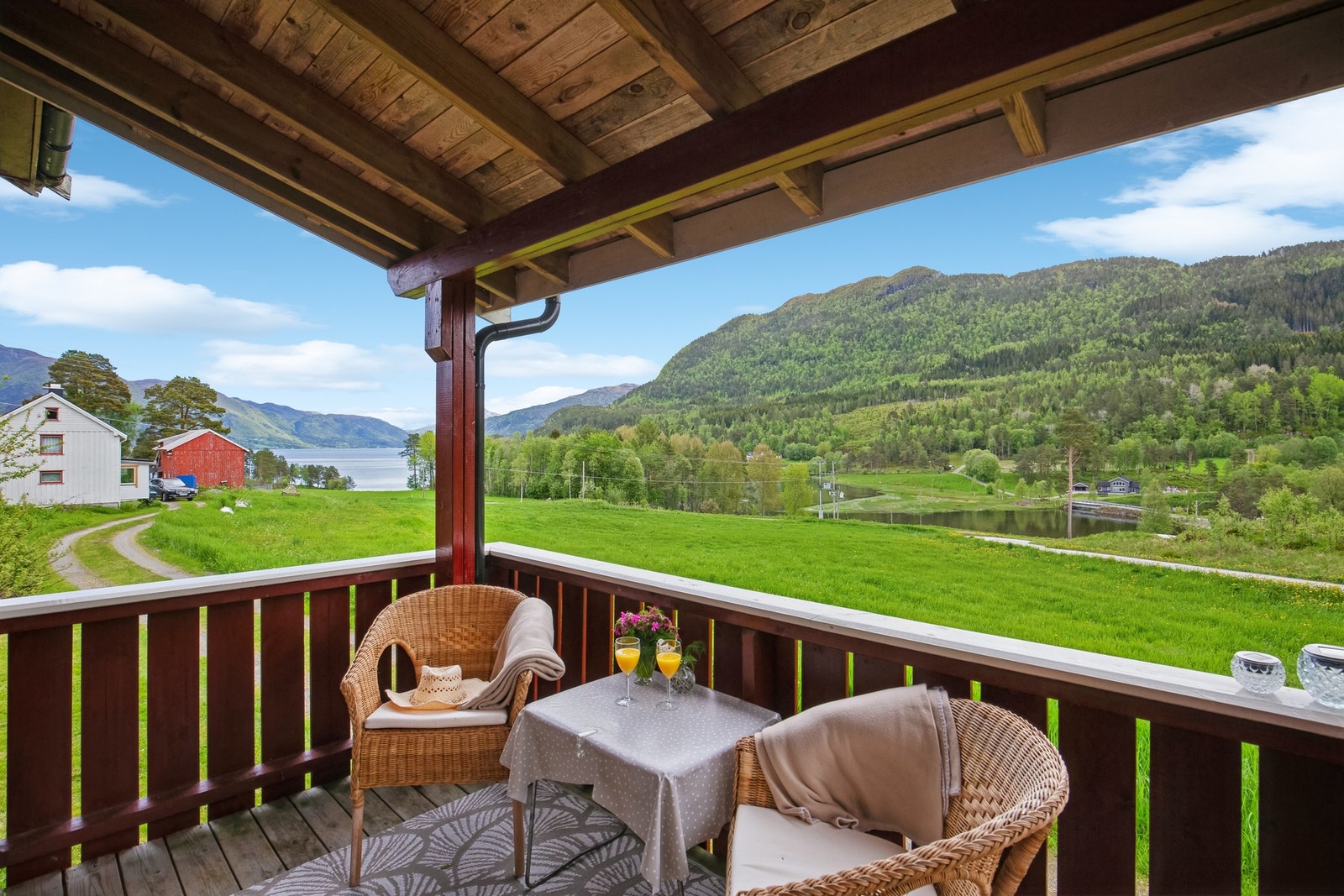 Fra verandaen er det flott fjordutsikt Galleribilde