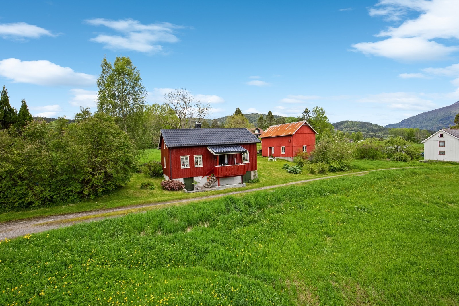 Helårsbolig benyttes som fritidsbolig / småbruk. Galleribilde