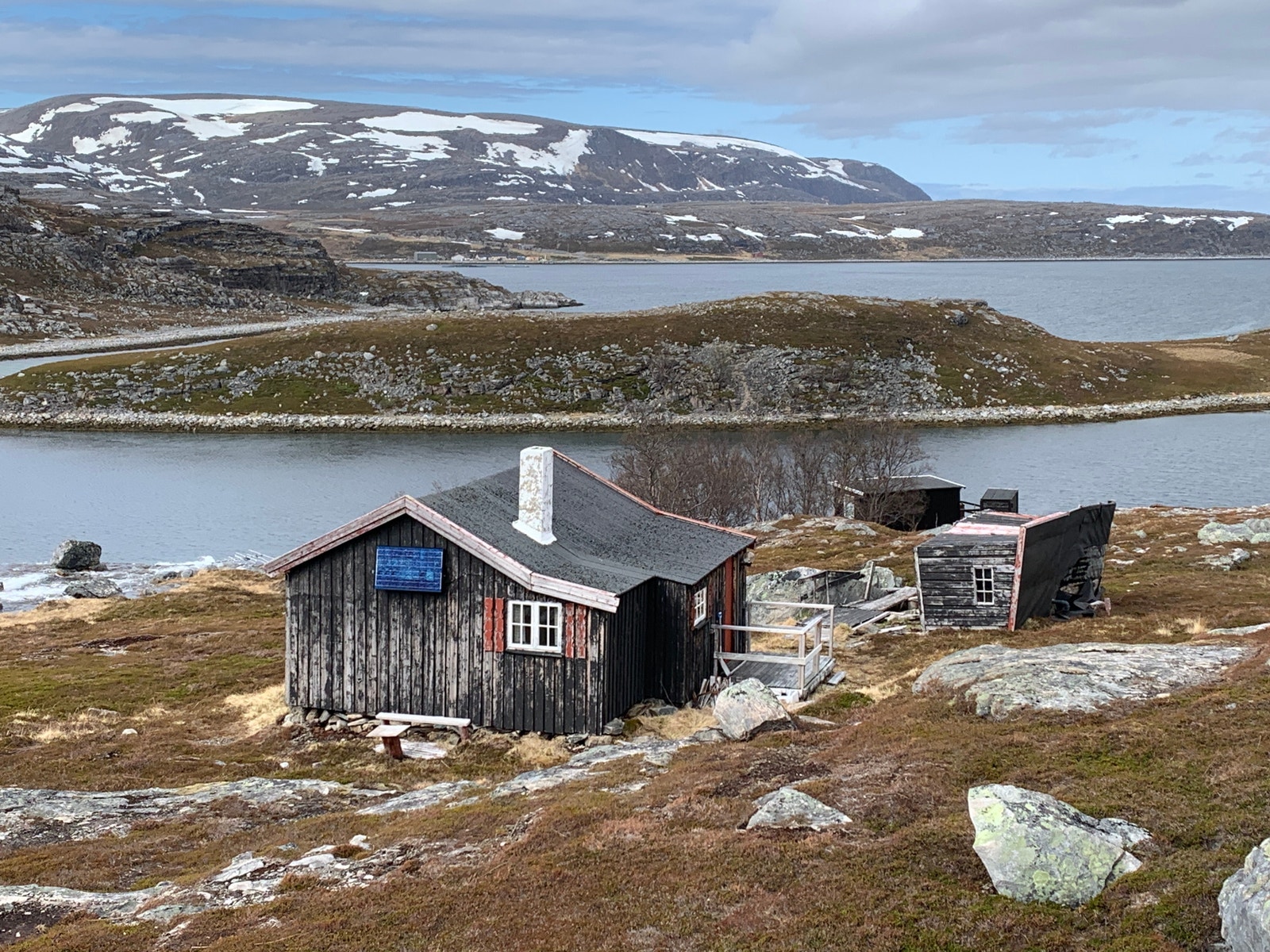 Trivelig uteområde i front av hytta. Lun solvegg mot sør. Galleribilde