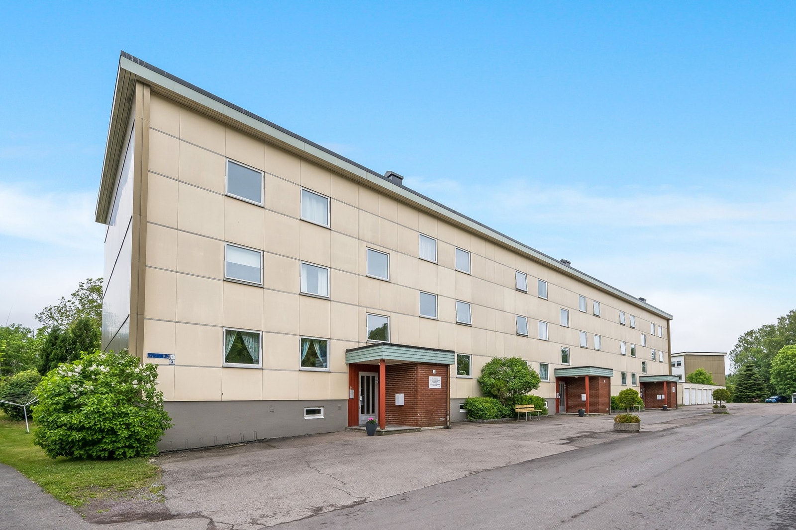 Leiligheten ligger i 1. etasje - kort vei til skoler, dagligvare, apotek og flotte turområder. Galleribilde