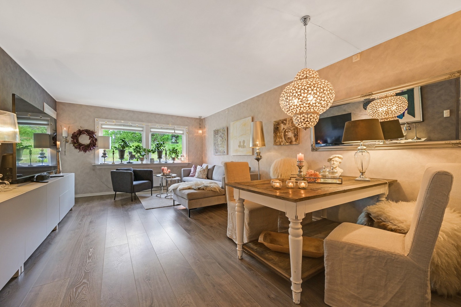 Stuen er romslig i størrelsen og har gode vindusflater som tilfører naturlig lys inn i rommet. Galleribilde