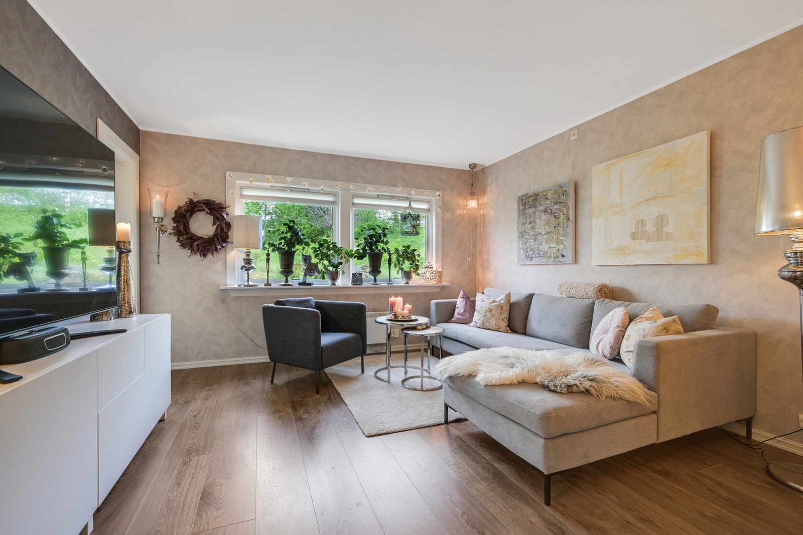 Boligens naturlige samlingspunkt er den store og lyse stuen. Galleribilde