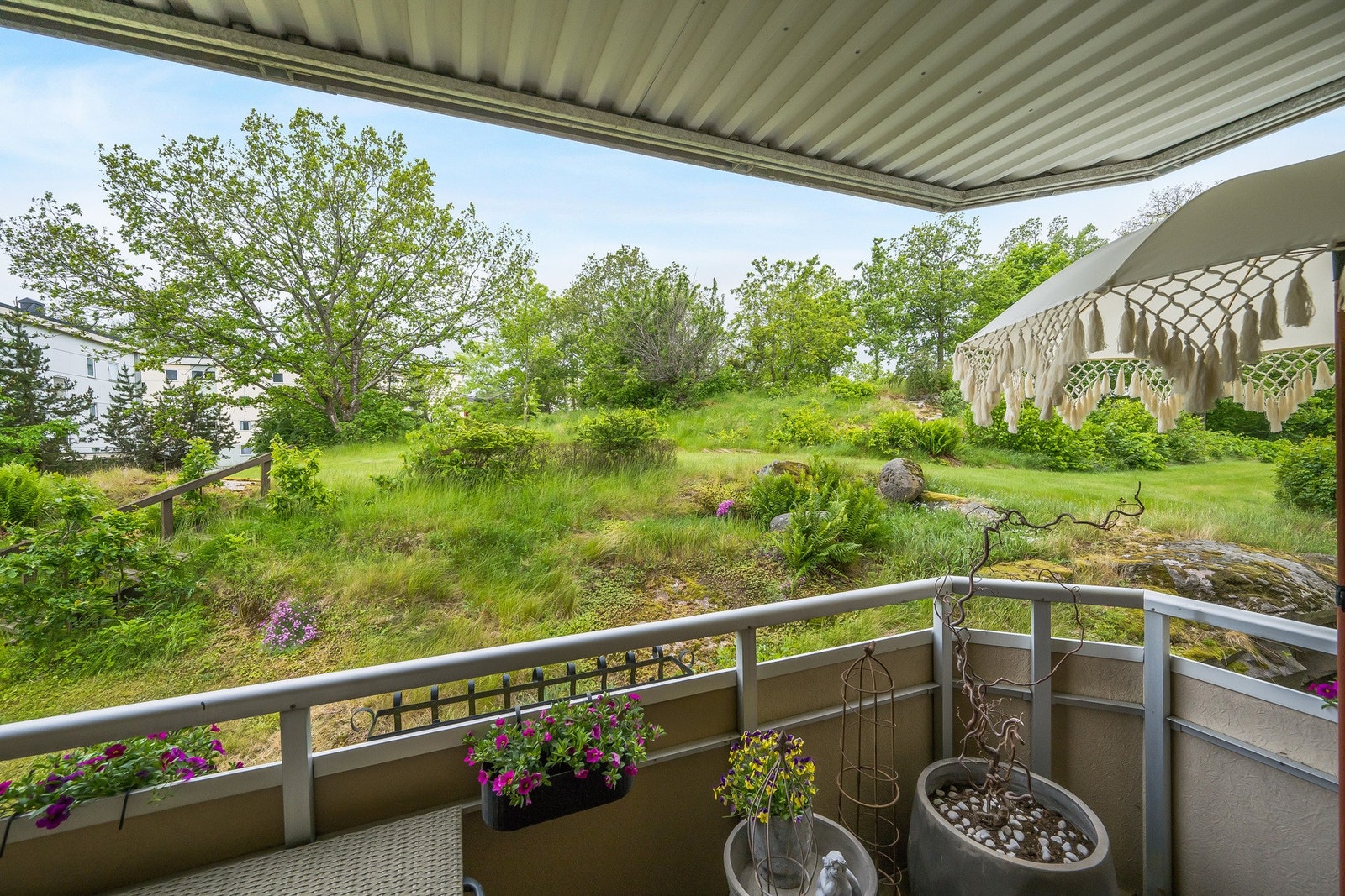 Balkongen er overbygget og åpner for muligheten til å kose seg ute fra tidlig vår til sene høstkvelder. Galleribilde