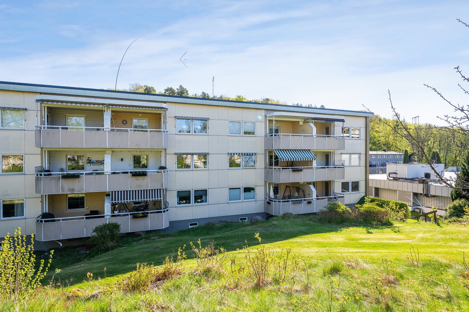 Balkongen vender inn mot et hyggelig tun hvor en av og til kan se rådyr. Galleribilde