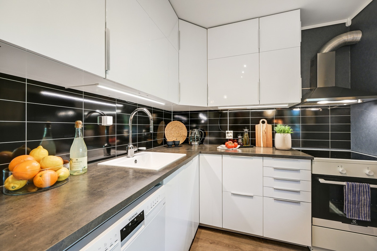 Lyst og pent kjøkken med Ikea-innredning oppgradert i 2019. Galleribilde