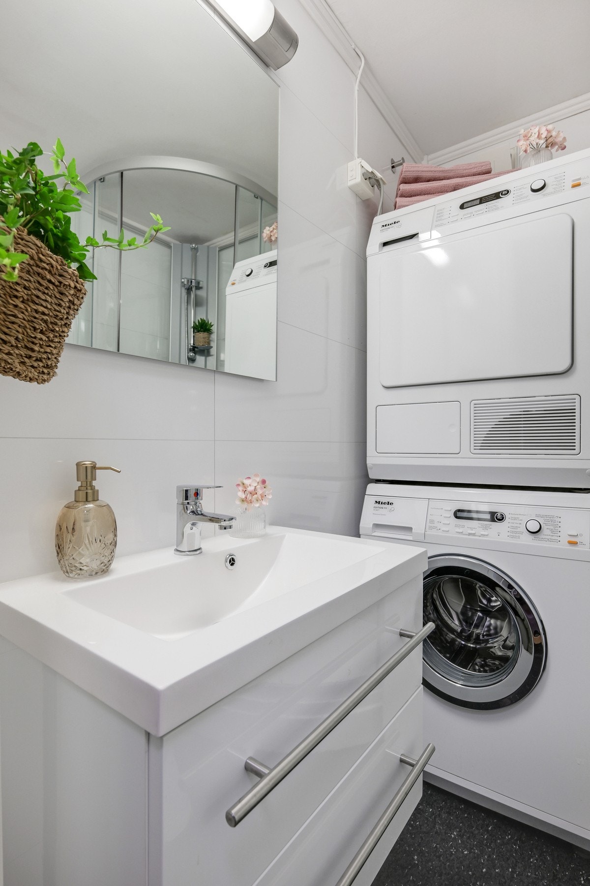 Det er vinylbelegg på gulvet og baderomsplater på vegger. Det er gulvvarme, servant, wc, dusjkabinett og opplegg for vaskemaskin. I tillegg er det felles vaskemaskin og tørketrommel i felles vaskerom i kjeller - det er gratis og "førstemann til mølla". Galleribilde