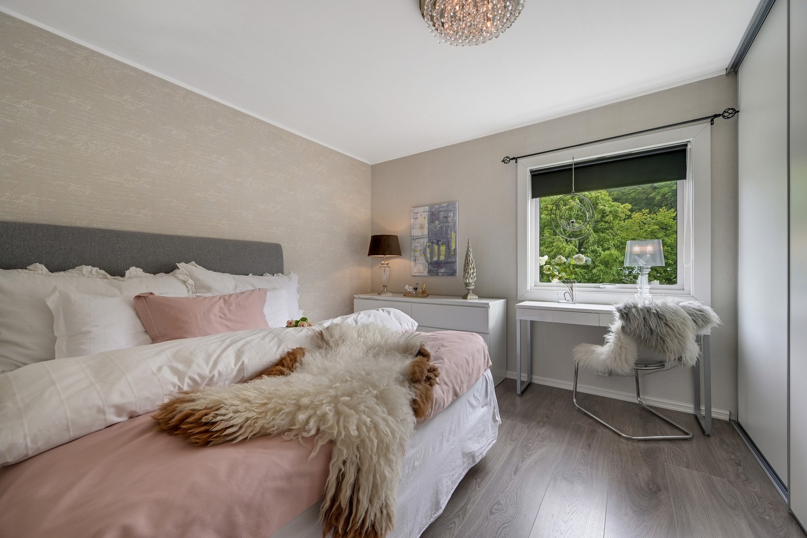 Soverom nr. 1 - et romslig hovedsoverom med skyvedørsgarderobe. Galleribilde