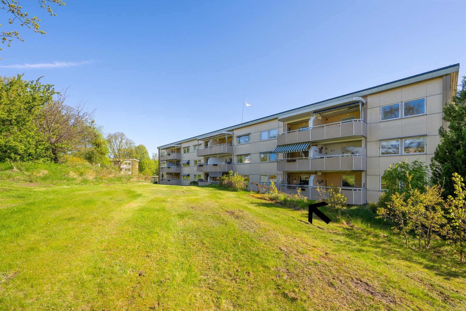 Flott og lettstelt 3-roms leilighet i 1. etasje i Holtan Nord borettslag. Galleribilde