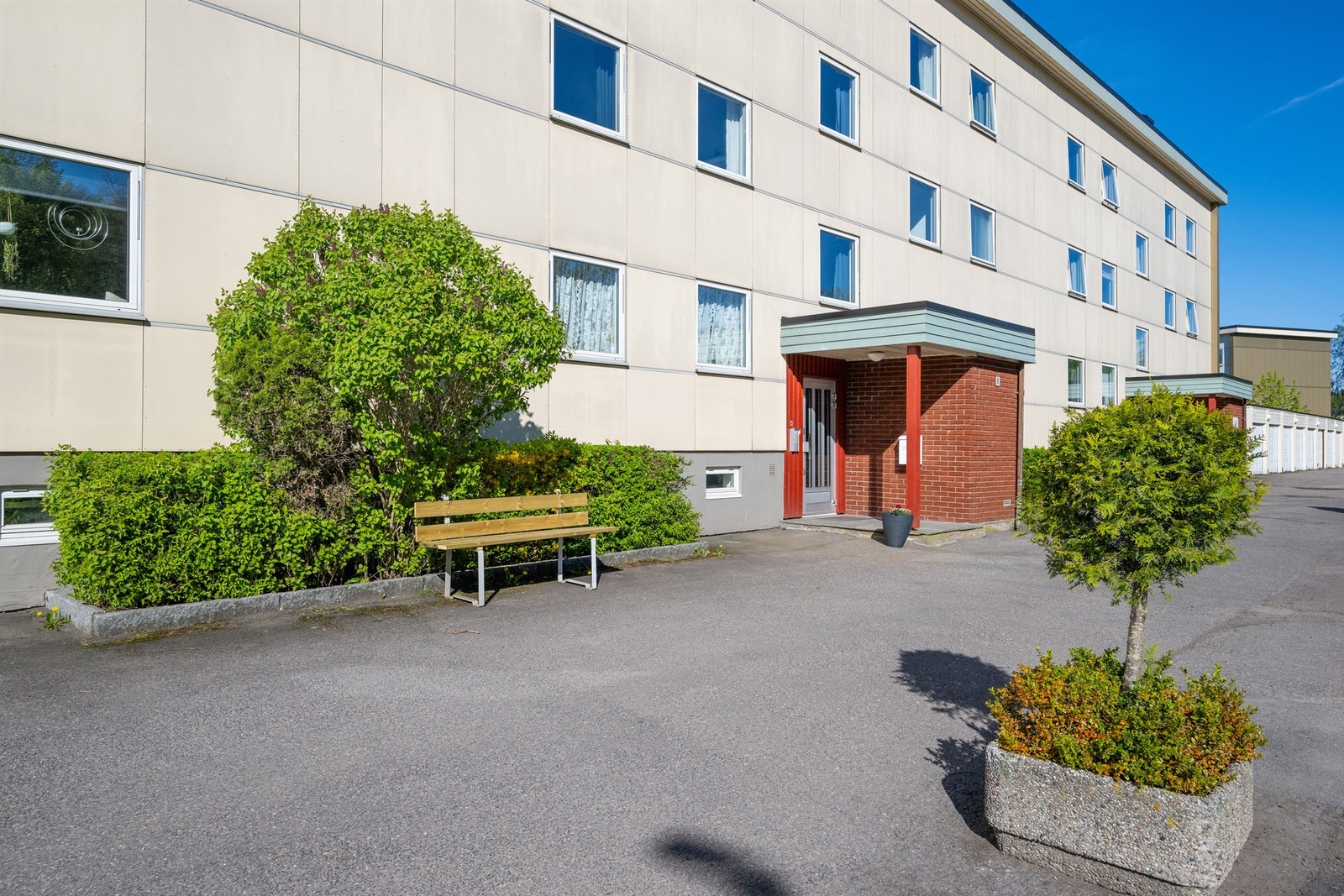 Borettslaget har egne vaktmestere som står for trappevask, snømåking og gressklipping. Galleribilde