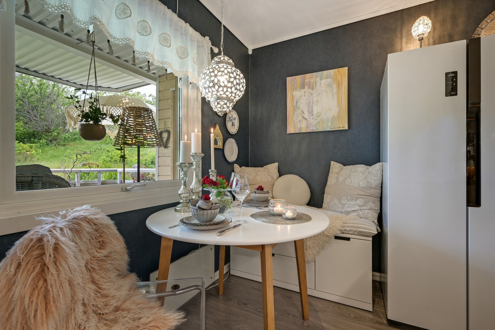 Komfyr, oppvaskmaskin og side-by-side-kjøleskap medfølger. Galleribilde