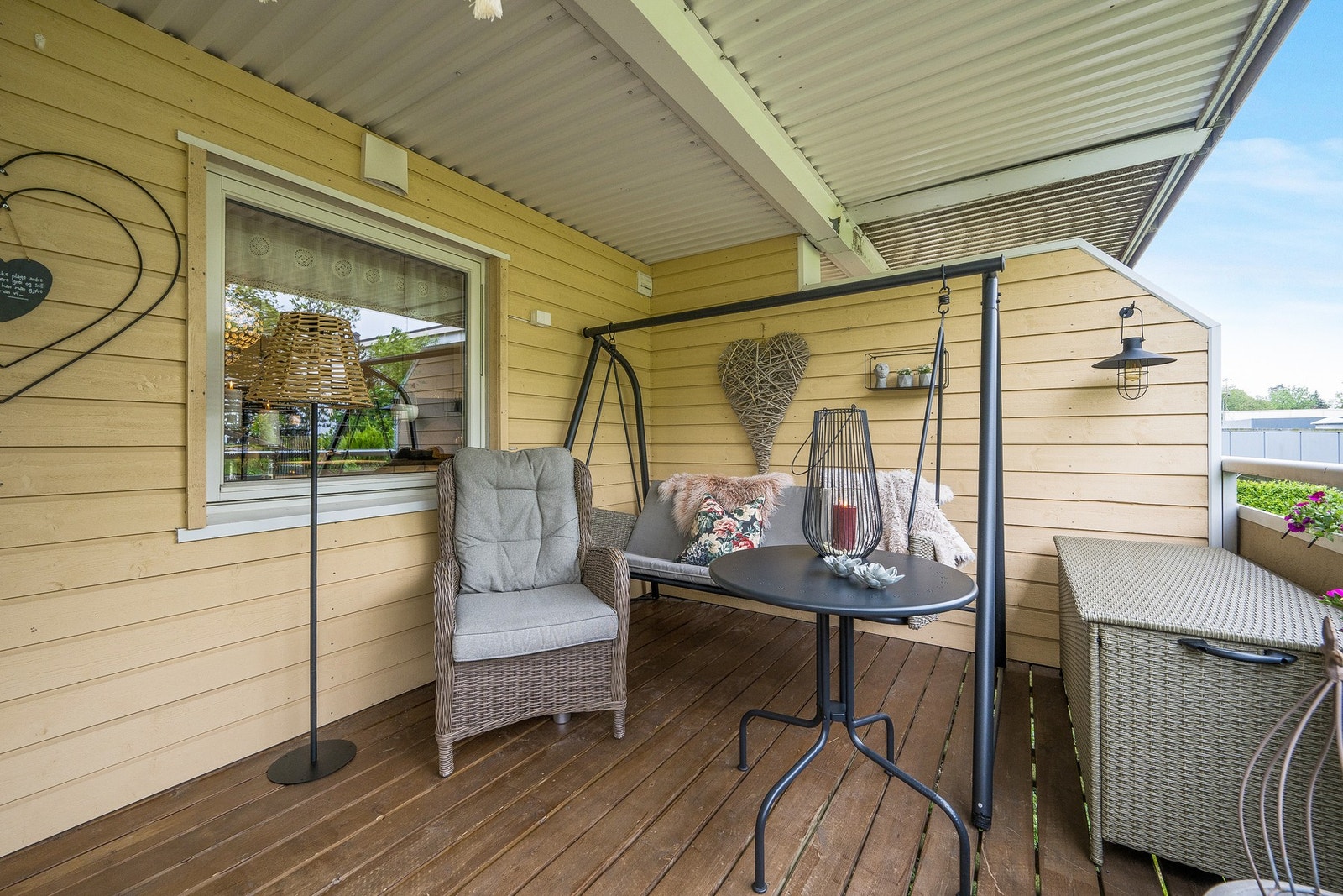 Stor, solrik og vestvendt balkong med god plass for både sofagruppe og grill. Galleribilde