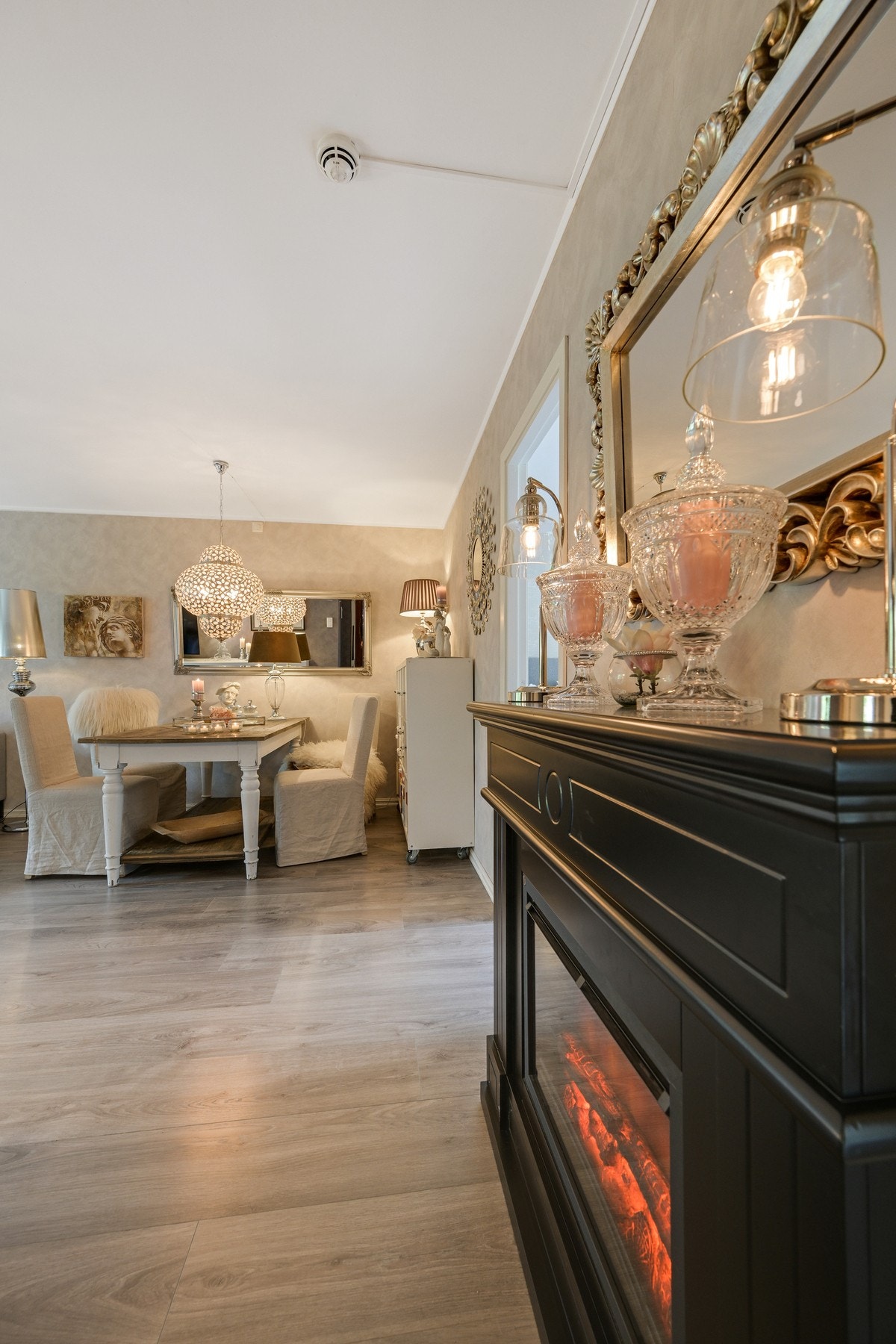 Her ser vi fra entréen og inn mot stuen. Galleribilde