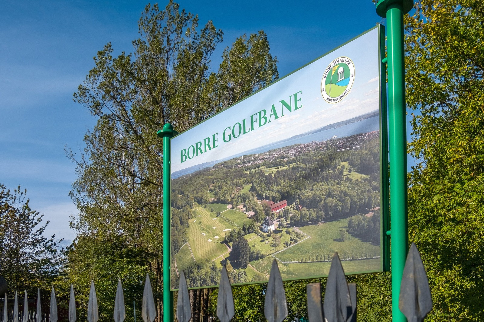 Ønsker du å utfordre golfkunnskapene finner du Borre Golfklubb på sydspissen av vannet. Klubben kan friste med 18 hulls bane, spektakulær utsikt og et hyggelig miljø. Galleribilde
