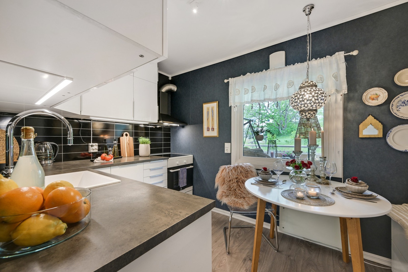 Det er slette fronter og benkeplate i laminat. Galleribilde