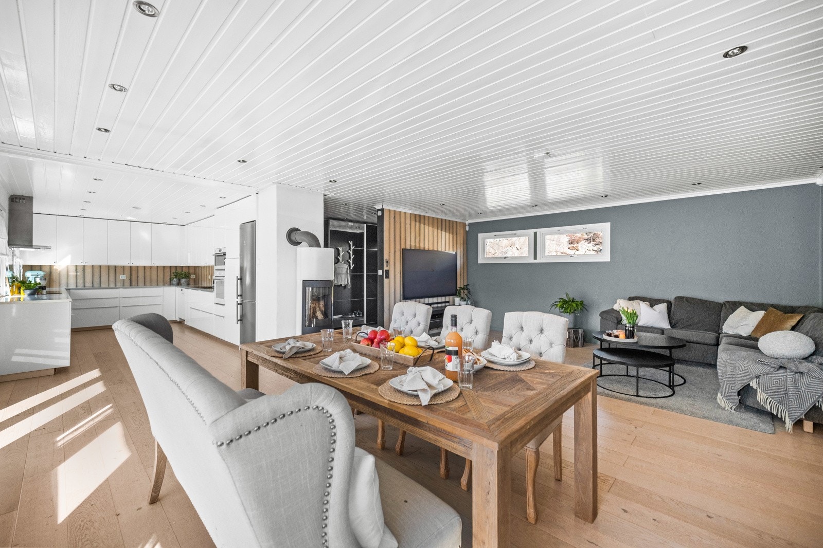 Stuen får rikelig med innslipp av naturlig lys fra de store vindusoverflatene Galleribilde