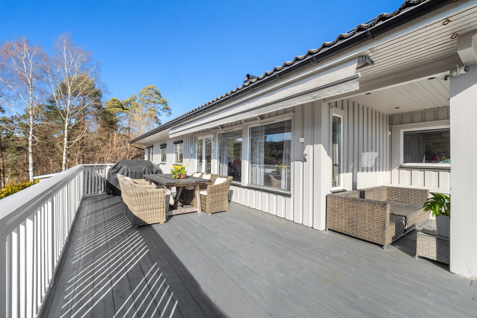 Terrassen er totalt på ca. 110 kvm og har tilkomst fra både hovedinngang, stue og det ene soverommet Galleribilde