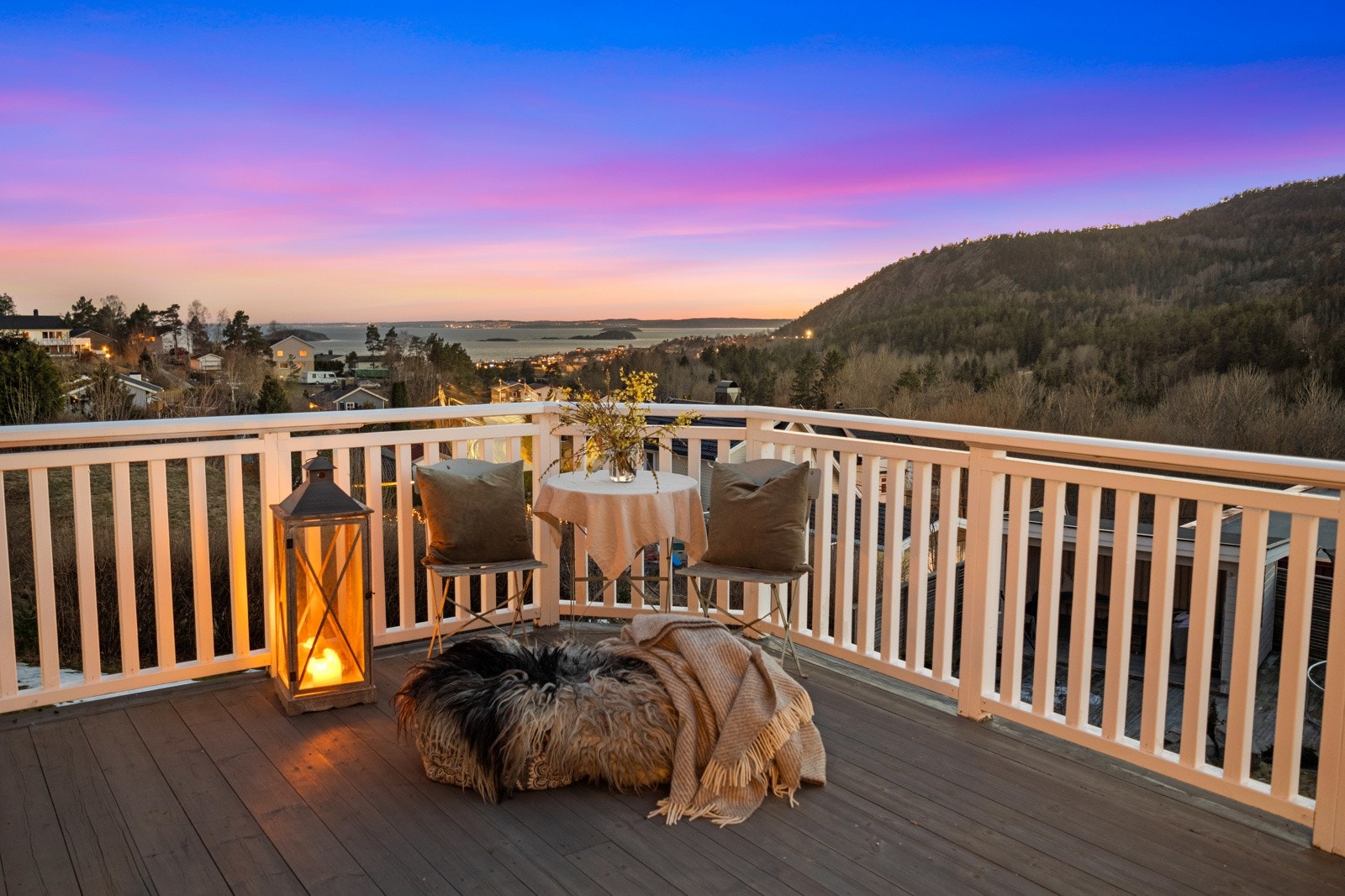 Eiendommen har flere koselige uteplasser med nydelig utsikt og gode solforhold! Galleribilde