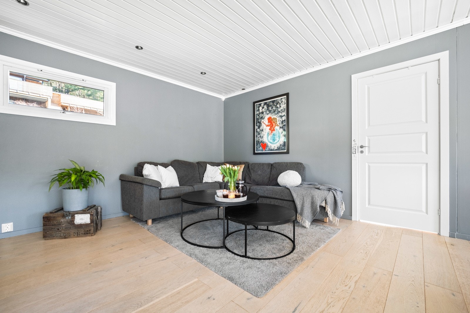 Fra stuen er det inngang til et kontor som selger har brukt som soverom nr 3 i hovedetasjen Galleribilde