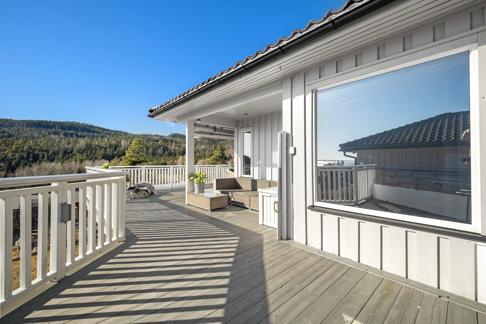 Fra stuen er det videre utgang til stor solrik terrasse Galleribilde