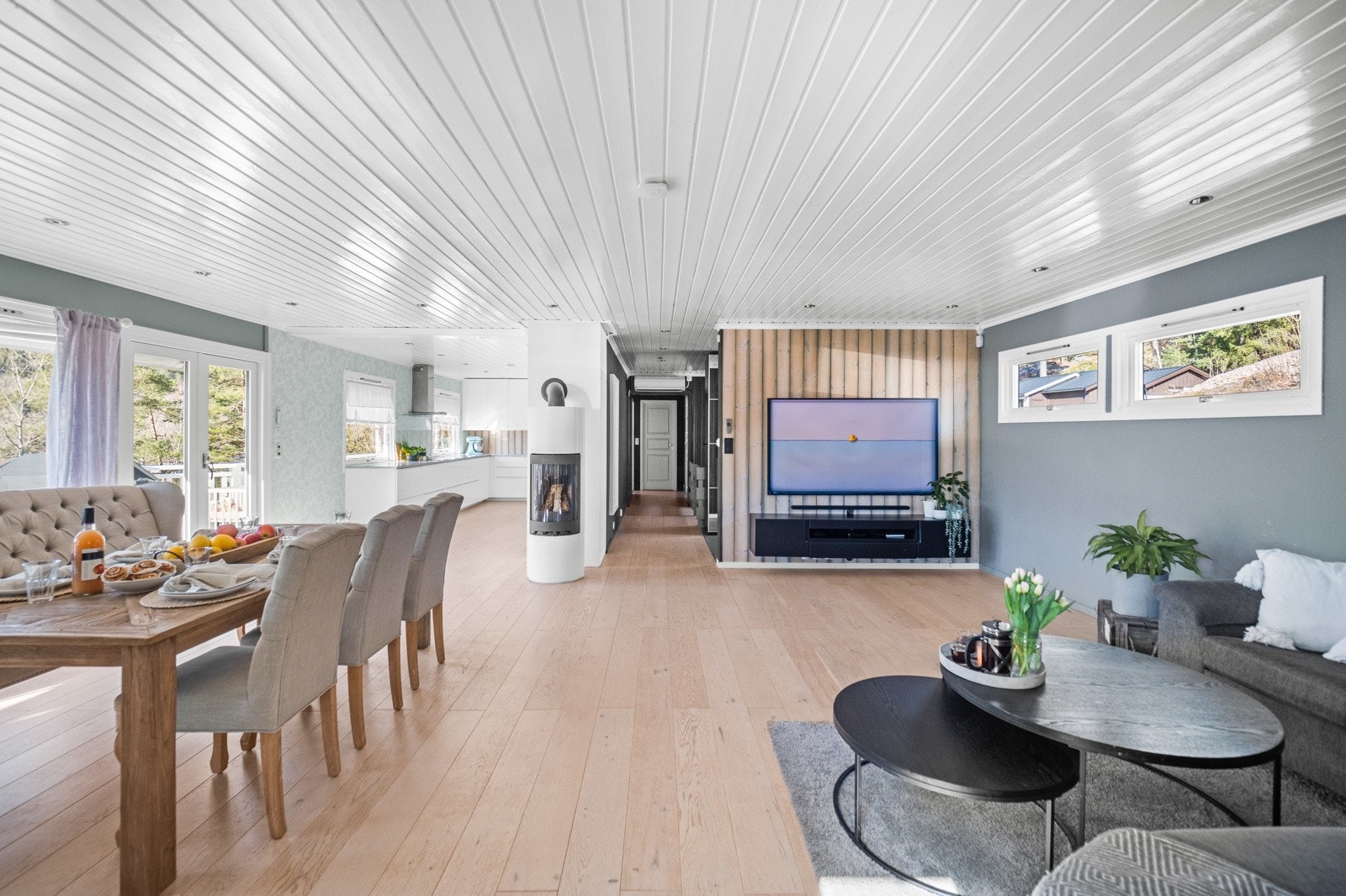 Velkommen inn! Meget lys og luftig stue med åpen løsning mot spisestuen Galleribilde