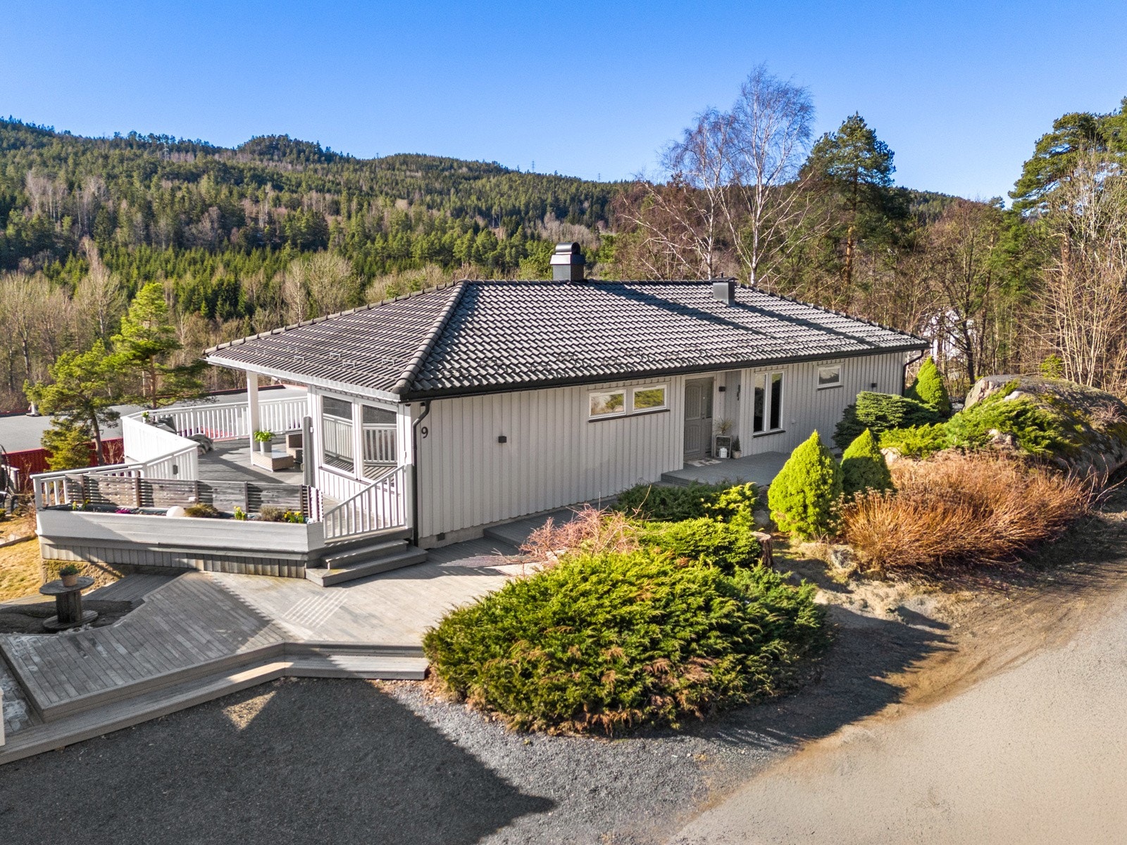 Gruslagt gårdsplass med dobbelgarasje Galleribilde