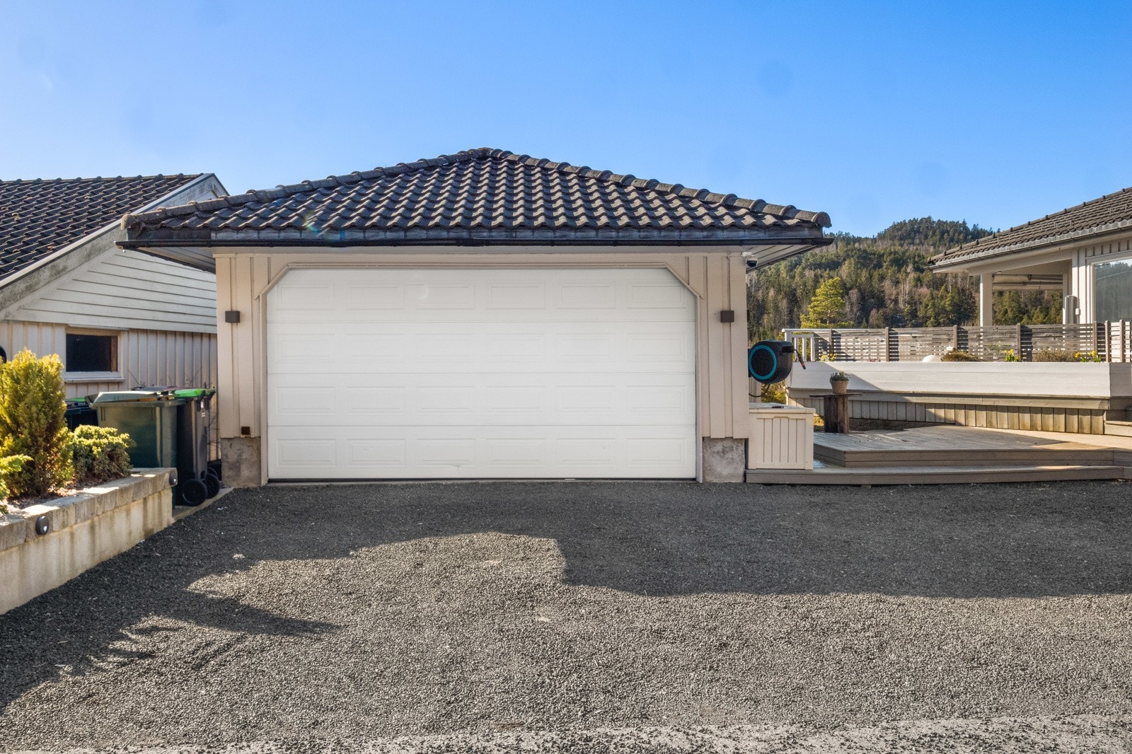 Dobbelgarasje med elektrisk leddport, varmepumpe og elbilladere Galleribilde