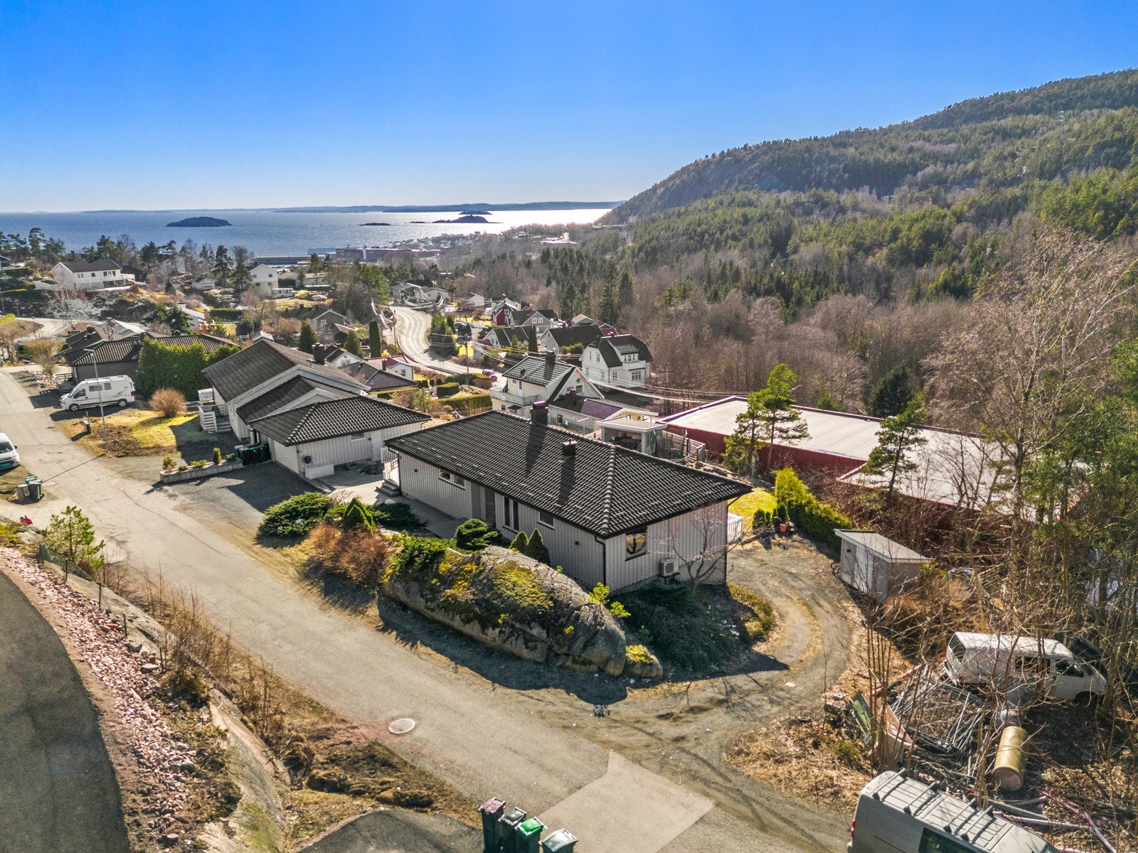 Boligen ligger i et stille og rolig område, i blindvei uten gjennomgangstrafikk Galleribilde