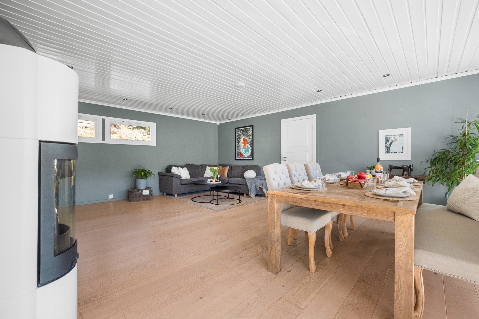 Peisovnen fungerer som et naturlig skille mellom stuen og spisestuen, og gir godt med varme Galleribilde