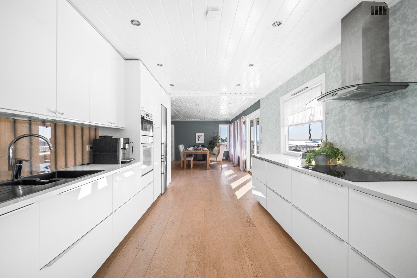 Benkeskapsbelysning og stikkontakter over kjøkkenbenk, samt downlights i himling Galleribilde