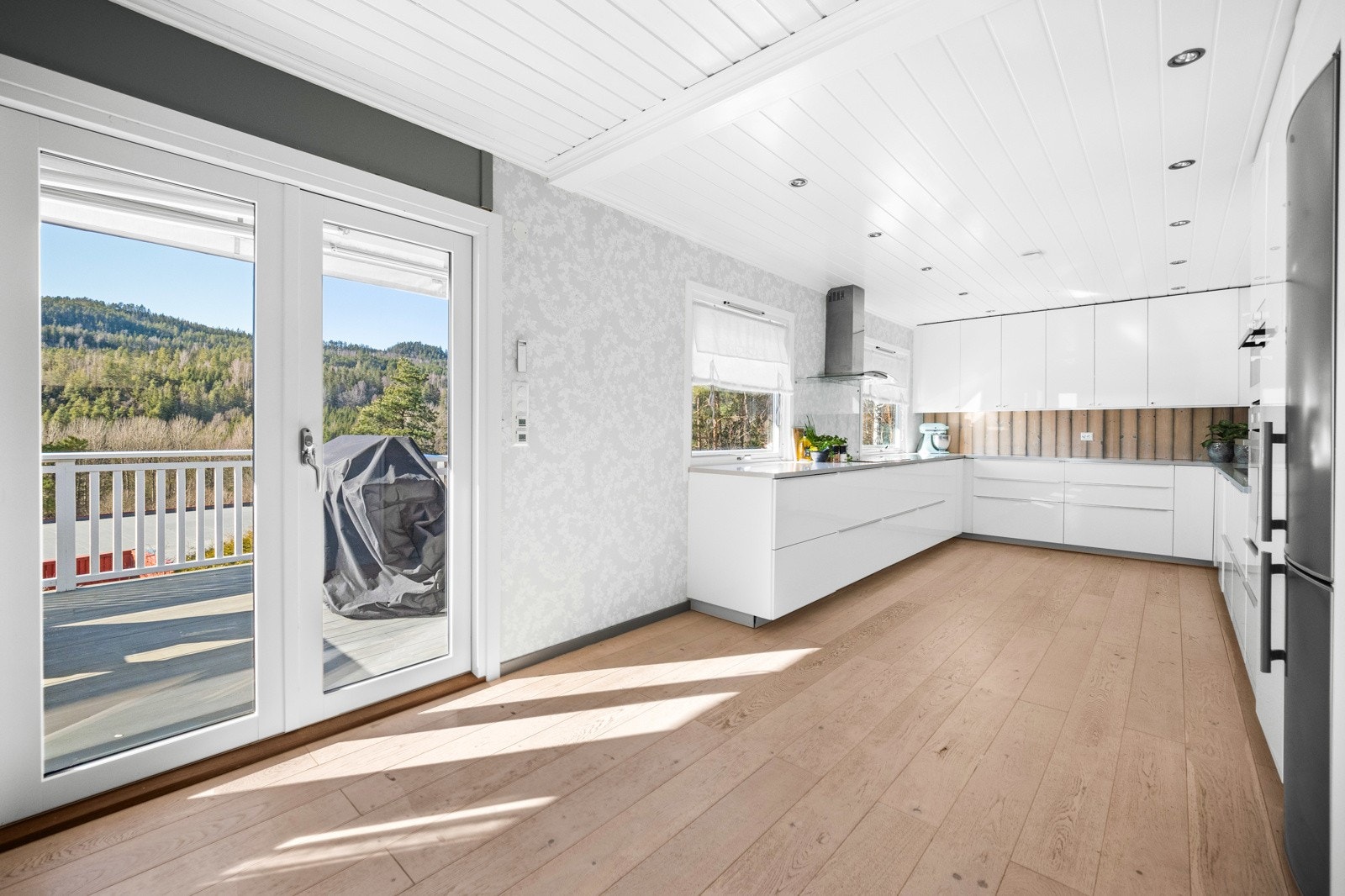 Kjøkkenet er meget lekkert og ligger i forlengelse av stuen Galleribilde