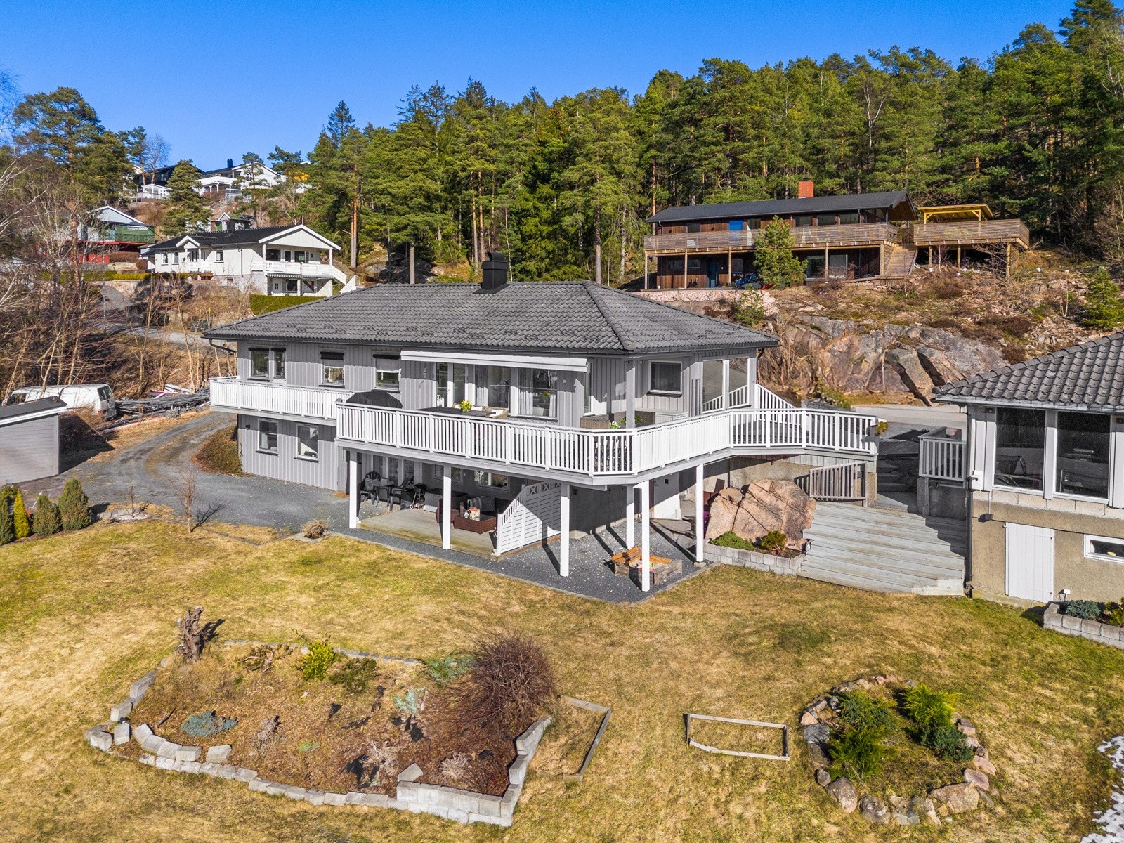 Eiendommen har pent opparbeidet selveiertomt på 1271 kvm Galleribilde