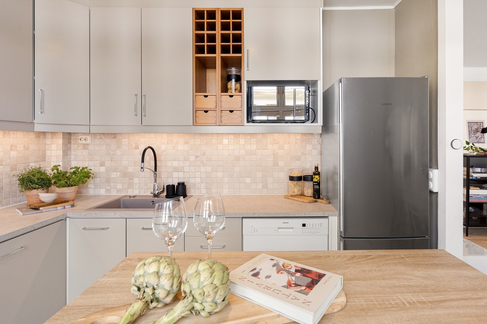 Boligen kan skilte med bl.a.: god takhøyde, klassiske detaljer og effektiv planløsning. Galleribilde