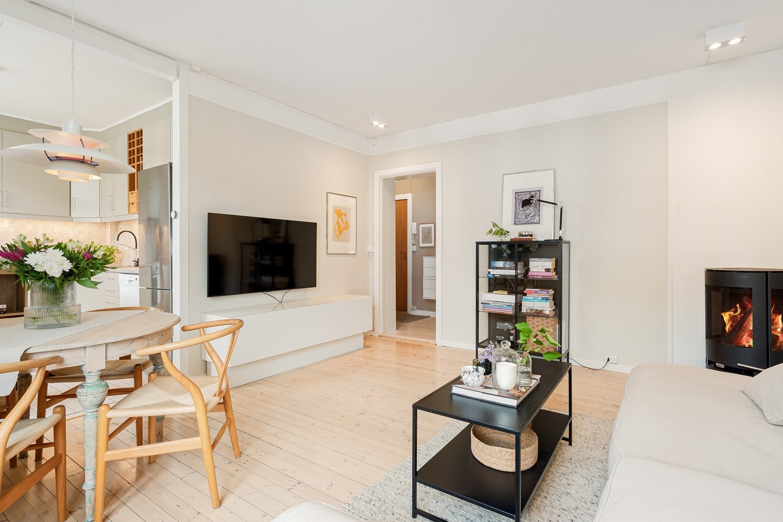 Boligen har en gjennomgående planløsning bestående av entré, delvis åpen kjøkken- og stueløsning, lunt soverom mot bakgård, flislagt bad fra 2020 og en innvendig bod. Galleribilde