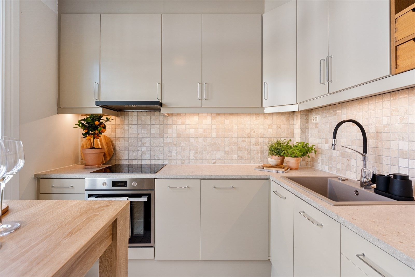 Laminert benkeplate med oppvaskkum. Galleribilde