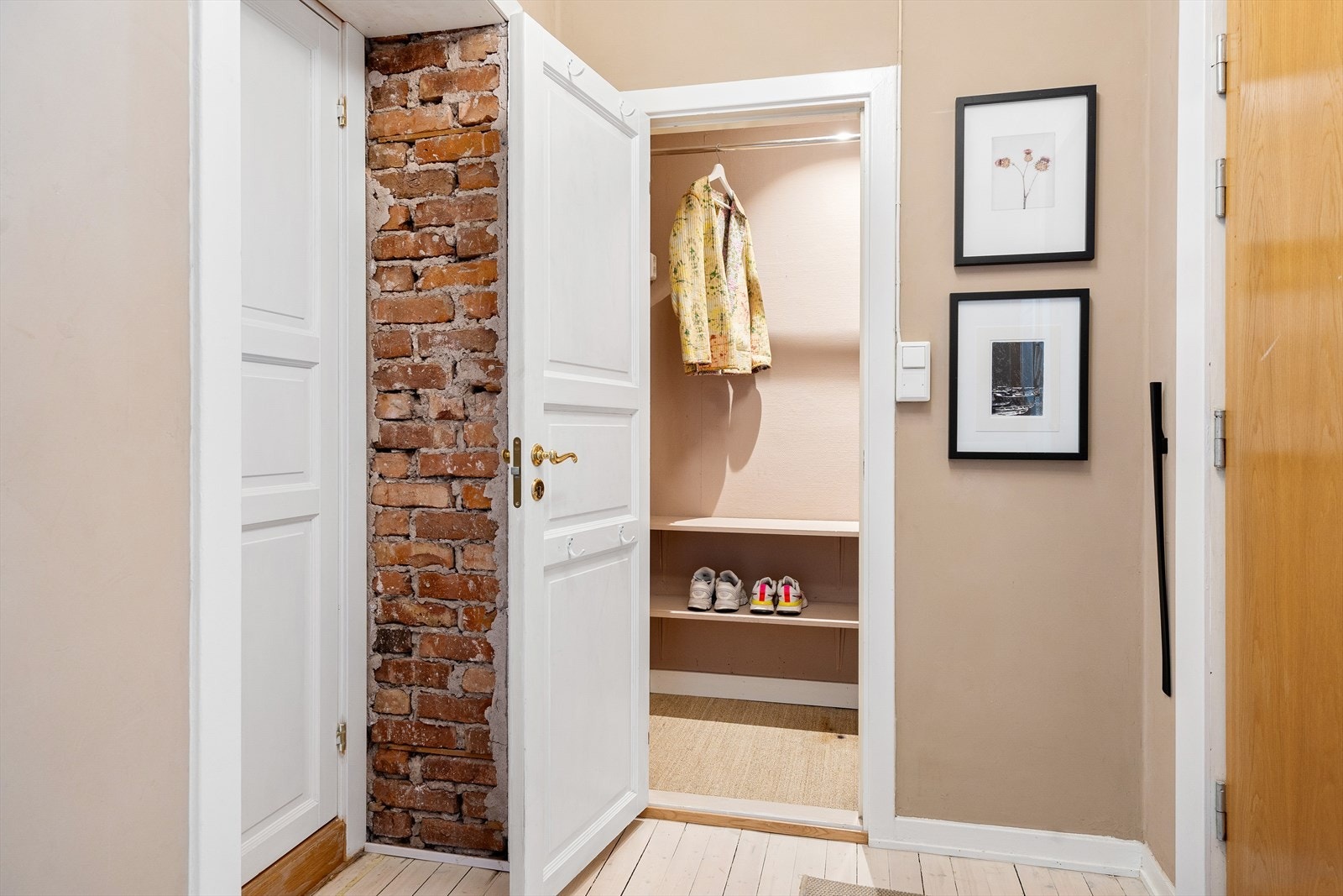 I gangen er det et praktisk kott, hvor det er fint med lagringsplass. Galleribilde