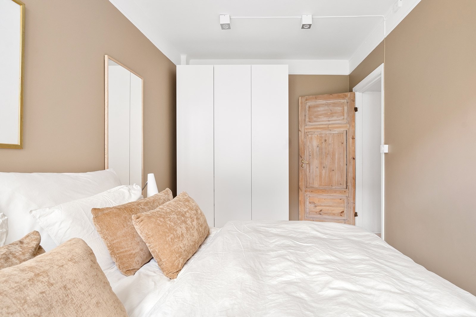 Det er god plass til dobbeltseng, nattbord og garderobeskap langs den ene veggen. Galleribilde