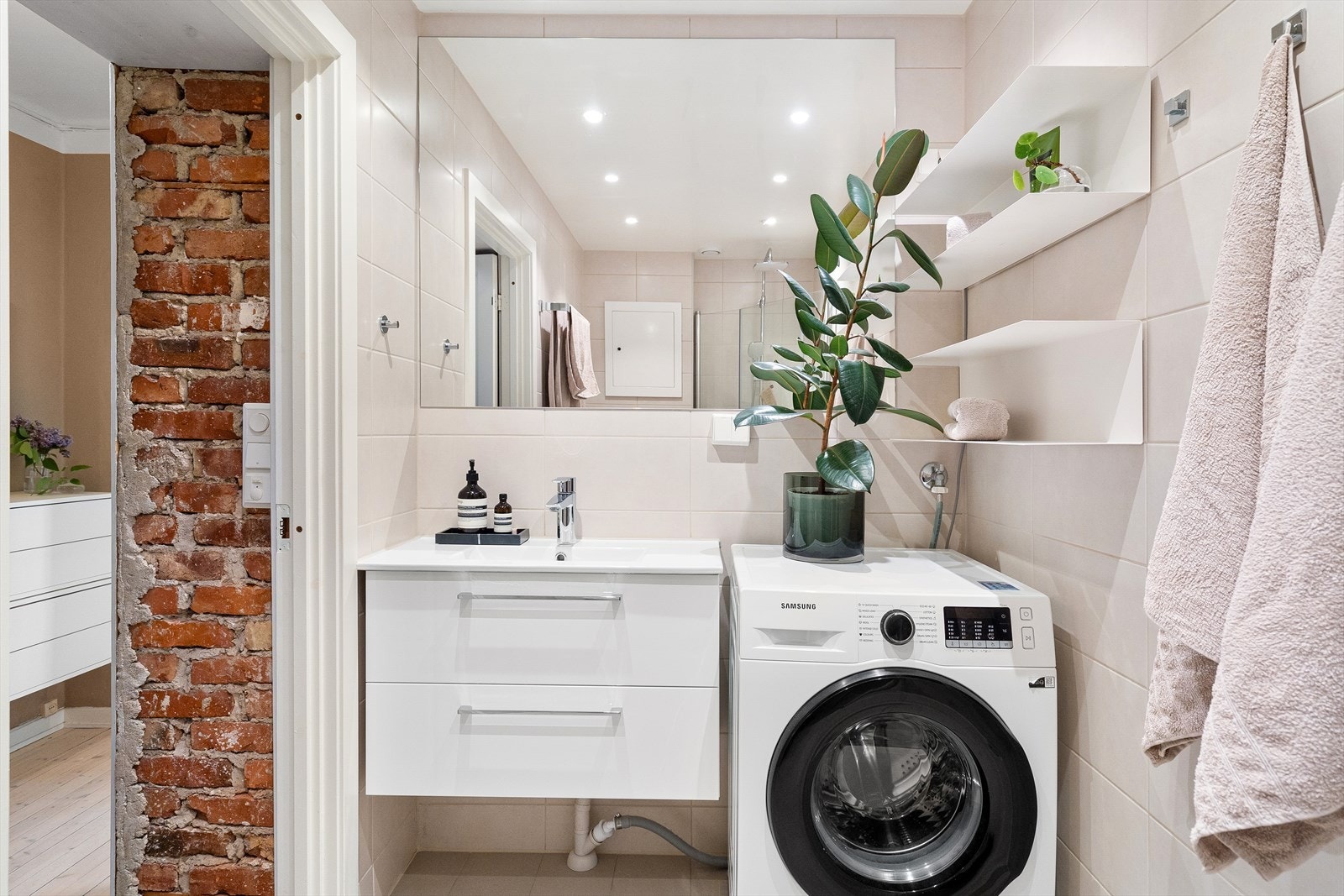 Opplegg for vaskemaskin og downlights i himling. Galleribilde