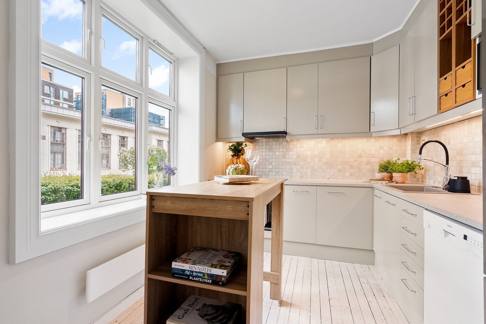 Tidløst og pent kjøkken, oppgradert i 2025 med lakkerte fronter, ny ovn og ny vask. Galleribilde