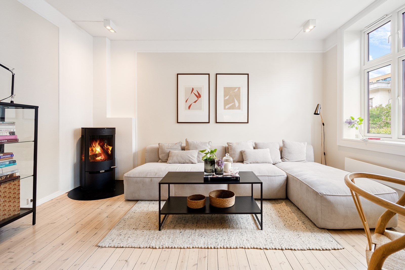 I stuen er det plass til stor sofagruppe med tilhørende sofabord og tv-møblement. Galleribilde