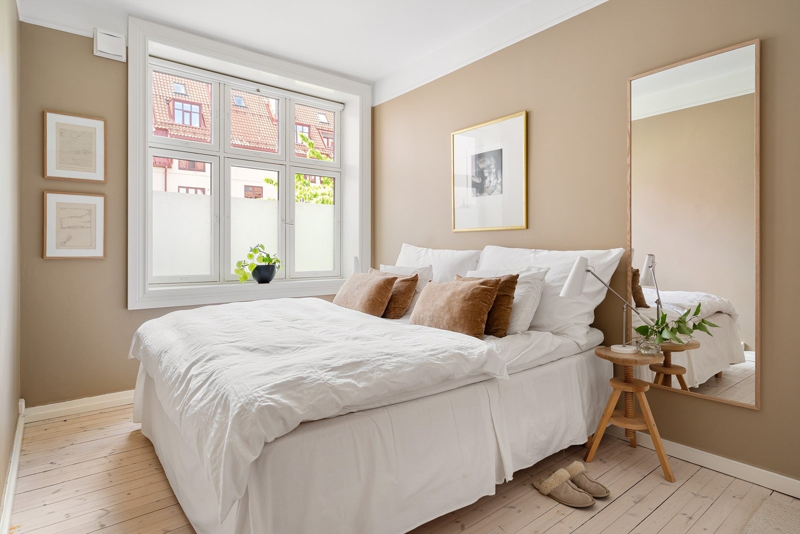 Leiligheten har et lunt soverom, malt i behagelige fargetoner. Galleribilde