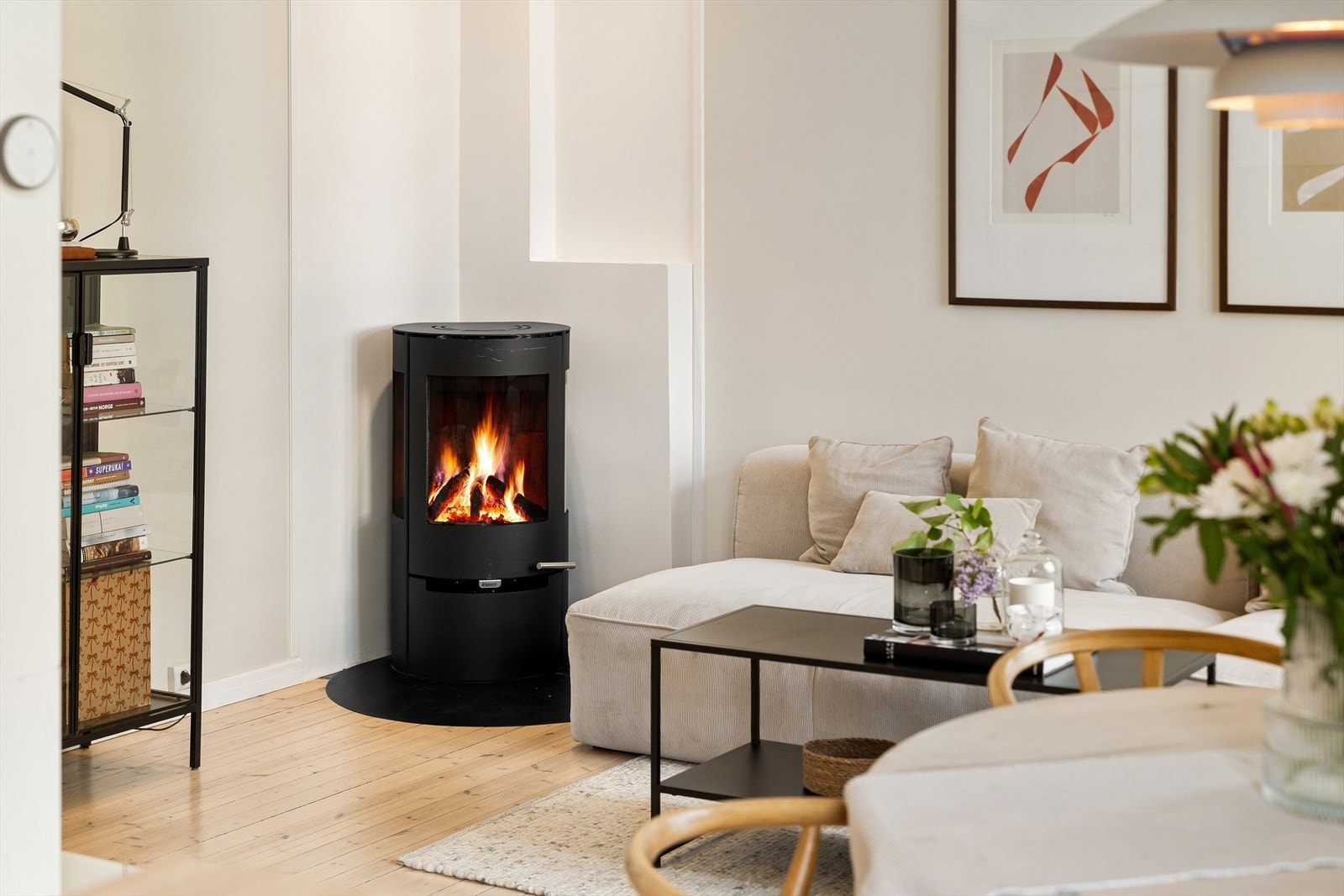 Peisen sikrer behagelig, vedvarende varme i hele leiligheten, og bidrar til koselig stemning på kalde høst- og vinterkvelder. Galleribilde