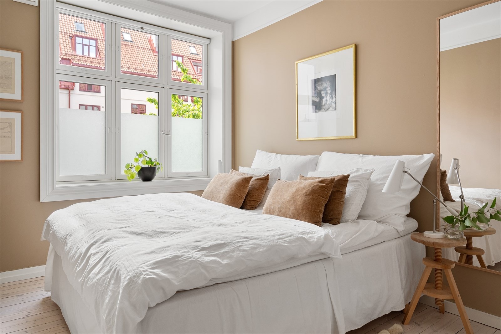 Soverommet har store vindusflater (2021) som sikrer godt med lys og luft. Vender mot rolig bakgård. Galleribilde