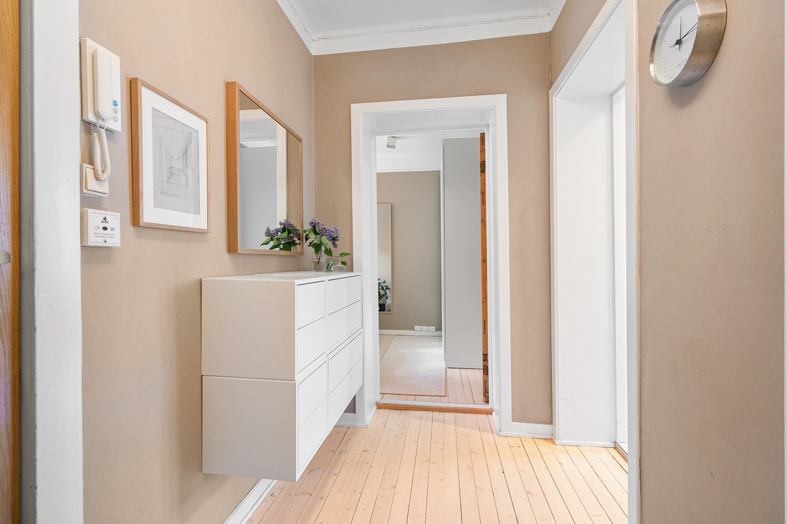 Gangen skaper fin flyt mellom boligens oppholdsrom. Galleribilde