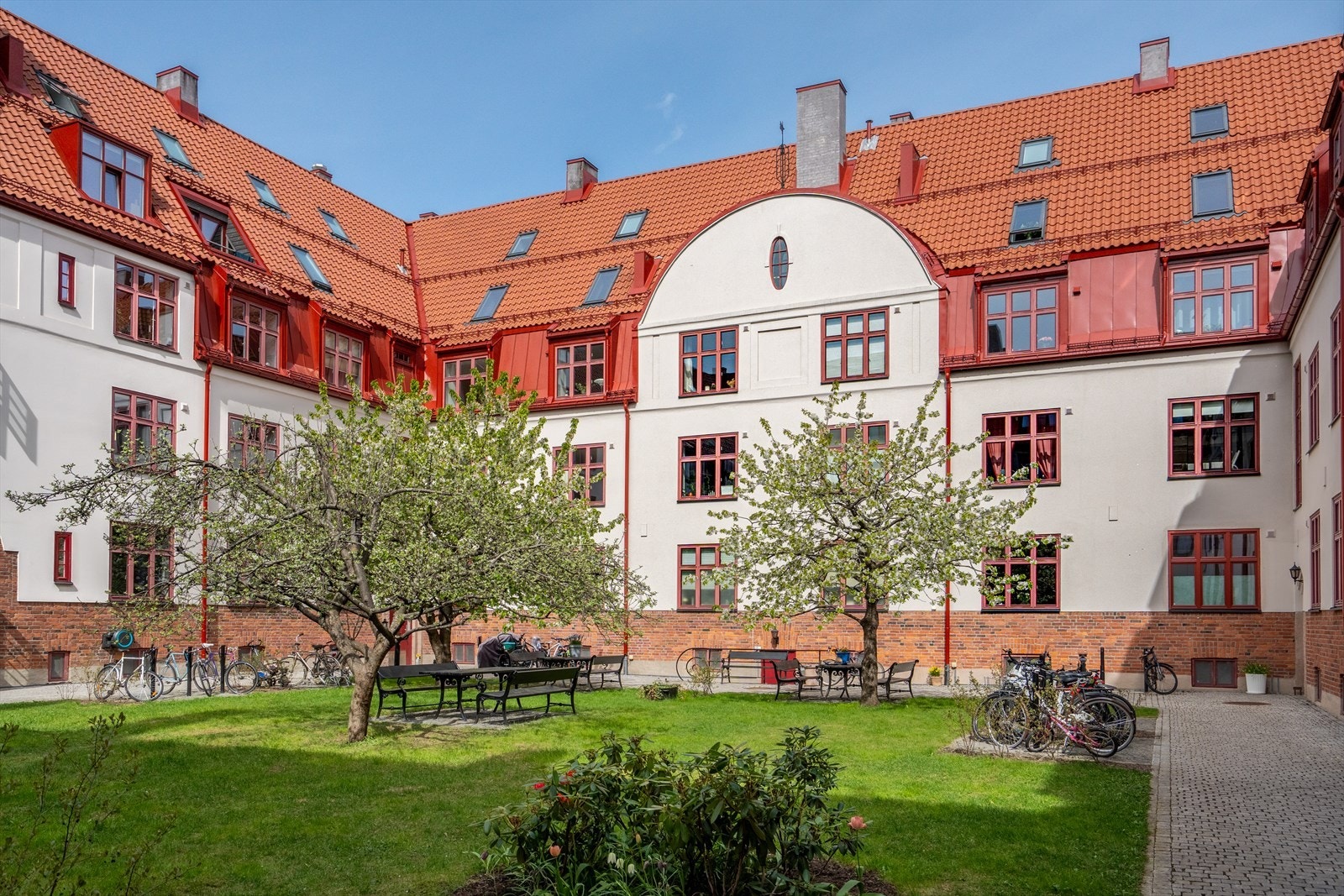 I bakgården finner du en grønn og fredelig oase med vakre blomsterbed, velstelte plener og hyggelige sittegrupper. Galleribilde