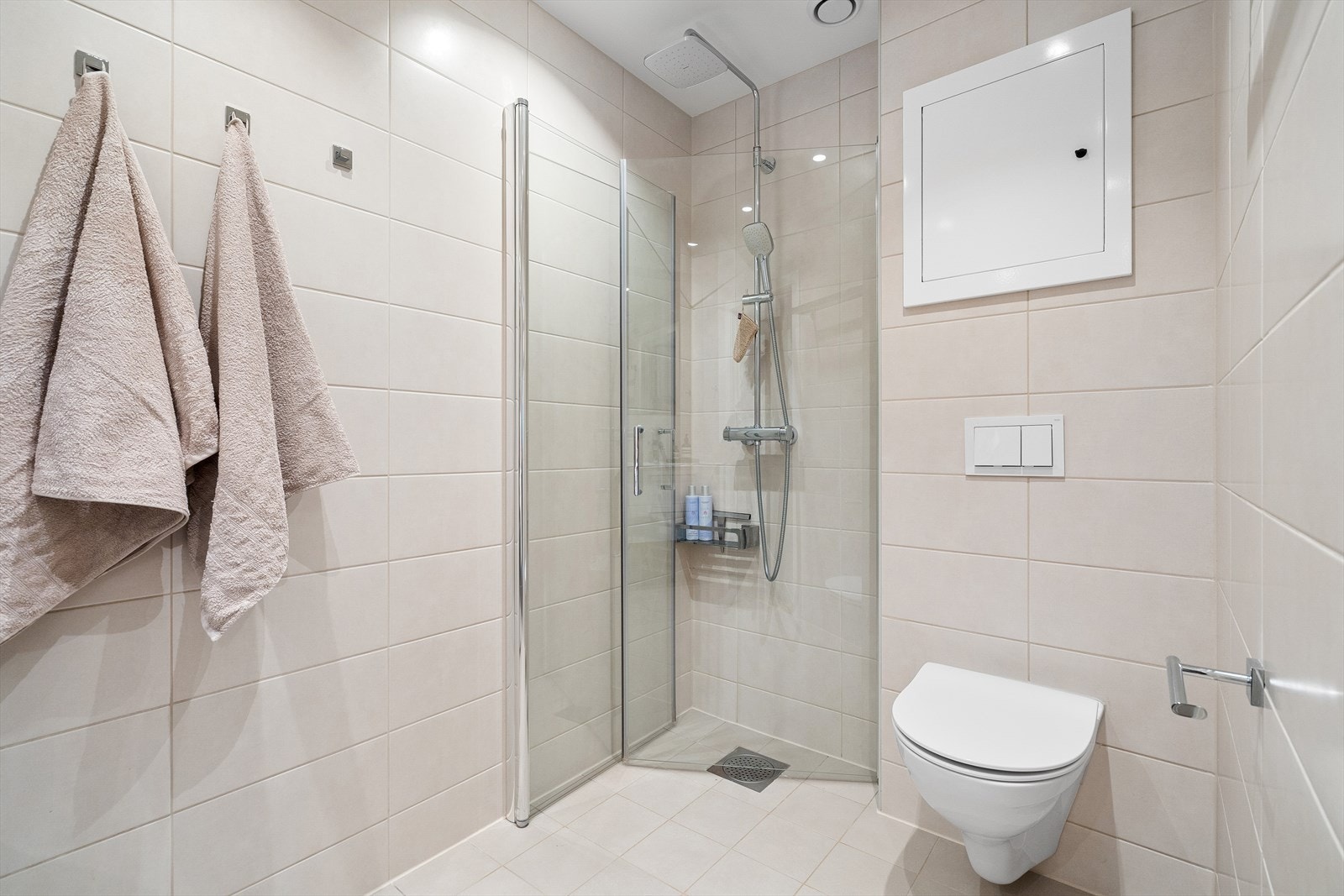 Badet ble totalrenovert i 2020 i regi av sameiet og fremstår som delikat og moderne, med flislagte overflater og elektrisk gulvvarme. Galleribilde