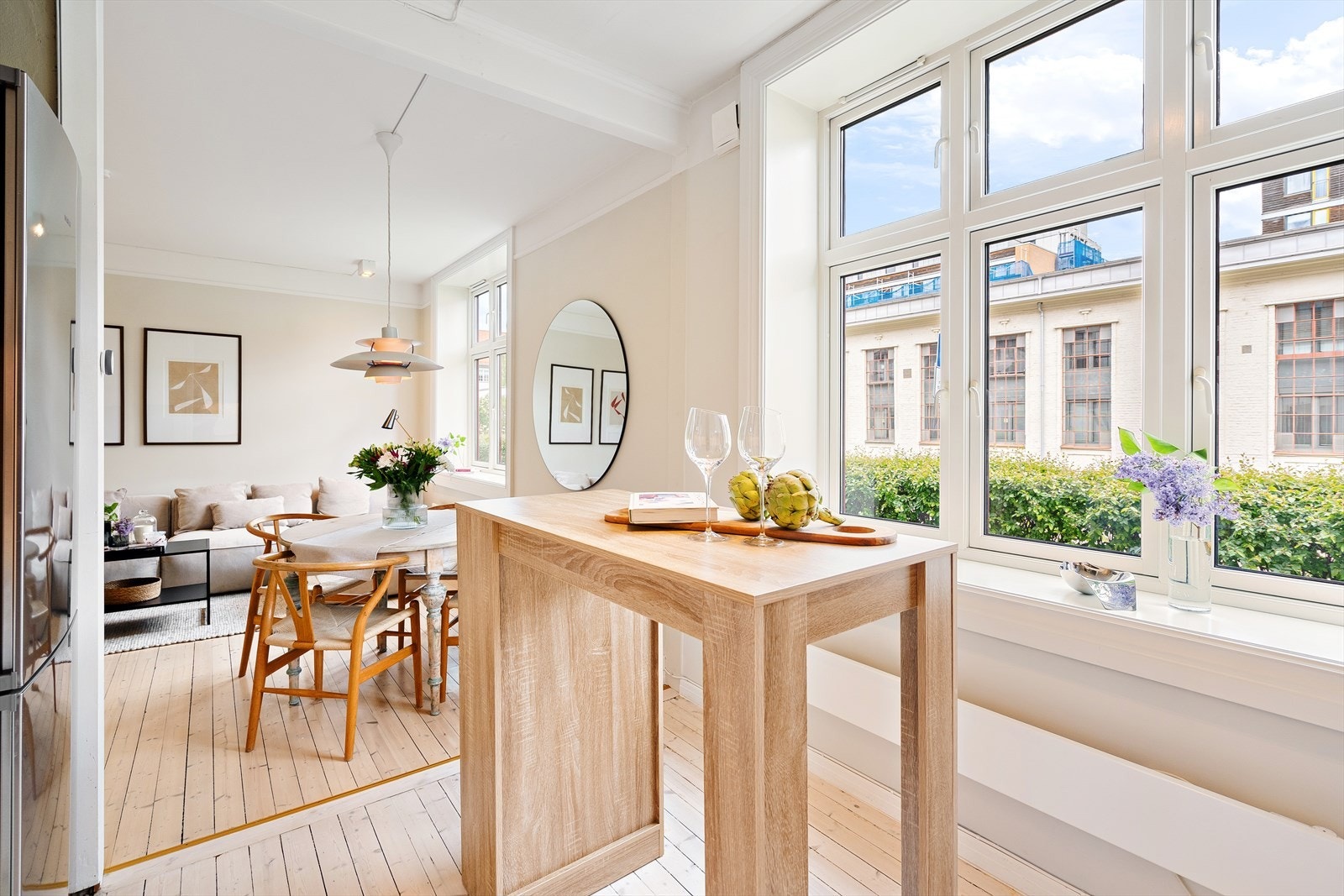 Praktisk kjøkkenøy med litt ekstra benkeplass. Hyggelig og frodig utsyn mot enveiskjørt gate. Galleribilde