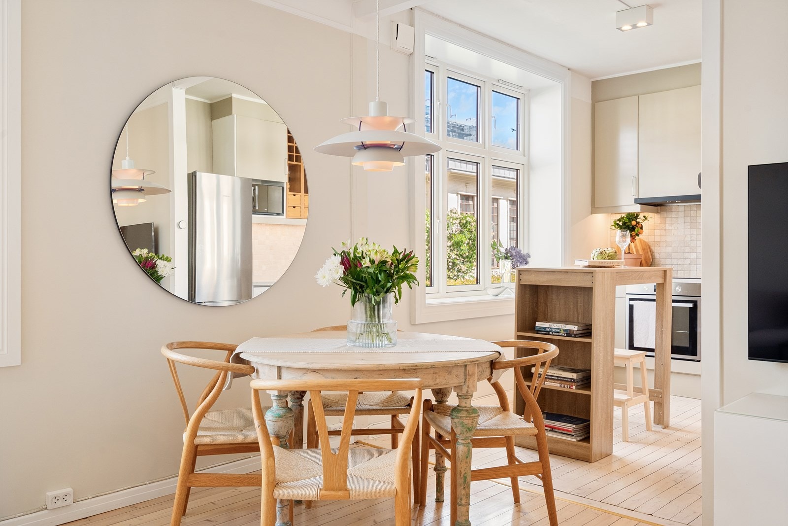 Det er fin plass til en spisebordsgruppe. Galleribilde